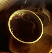 Dampfender schwarzer Kaffee in Plastikbecher