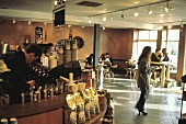 Menschen in einem amerikanischem Coffee Shop