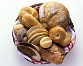 Verschiedene Brote, Brötchen und Bagels im Brotkorb