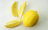 Eine Zitrone mit drei Zitronenschnitzen