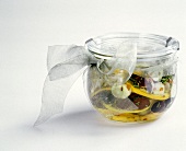 Eingelegte Oliven im Glas zum Verschenken