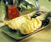 Gegrillte Ananas auf einer Platte