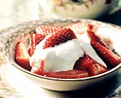 Frische Erdbeeren mit Joghurt im Schälchen