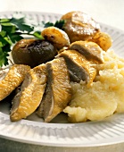 Hähnchenbrustscheiben mit Kartoffelpüree und Zwiebeln