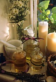 Öle und Kräuter für Aromatherapie; Deko: Kerzen, Mörser