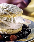 Shortcake mit Eis und Sahne gefüllt auf Beerensauce