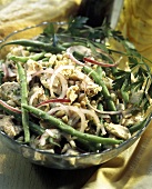 Bohnensalat mit Zwiebeln und Thunfisch in einer Glasschüssel