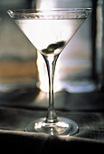 Martini mit Oliven im Martiniglas
