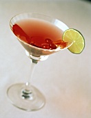 Cranberrycocktail im Glas mit Limettenscheibe am Glasrand