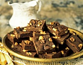 Brownies (Schokoladenkuchenquadrate) mit Walnüssen auf Teller