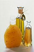 Salatdressing in einer Flasche mit Olivenöl- und Essigflasche