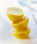 Drei Zitronenhälften, aufeinander gestapelt
