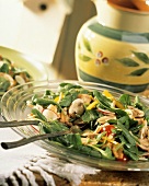Spinatsalat mit Pilzen und Radieschen auf Glasteller