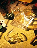 Drei Gläser Tequila, Zigarre und Spielkarten
