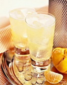 Wodka-Mandarinen-Drinks mit Eiswürfeln
