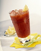 Bloody Mary mit Zitronenschnitz