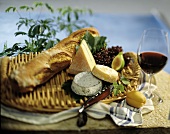 Picknick mit Käse, Brot und Rotwein am Swimmingpool