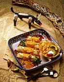 Enchiladas mit Käse, Tomatensauce und Reis auf einer Platte