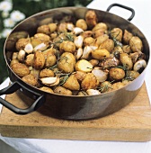 Gebackene Kartoffeln mit Kräutern und Knoblauch