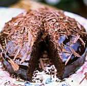 Runder Schokoladenkuchen, ein Stück herausgeschnitten