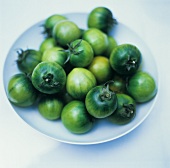 Kleine grüne Tomaten auf Teller