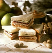 Sandwiches mit Erdnussbutter, Marmelade und Apfelscheiben