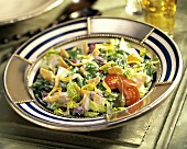 Gemischter Salat mit Hähnchenbrust und Tortillastreifen