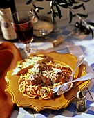 Spaghetti mit Tomatensauce und Hackfleischbällchen