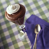 Schokoladenmousse mit Sahne im Dessertglas