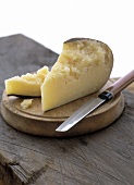 Dry Jack Cheese auf Holzteller mit Messer