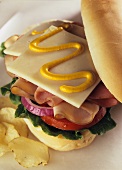 Sandwich mit Schinken, Käse und Senf