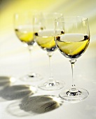 Drei Gläser Weißwein mit Schatten