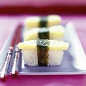 Tamago-Nigiri (Sushi mit Eierstich)