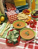 Sommerliches Picknick mit Gazpacho und Gurkensalat