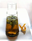 Oliven in einer mit Wasser gefüllten Flasche