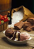 Erdbeer-Schokoladen-Vanille-Eis mit heißer Schokoladensauce, Zutaten