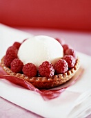 Tartlet with fresh raspberries and white chocolate mousse