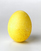 Ein gelb gefärbtes Ei