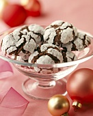Schokoladenplätzchen mit Puderzucker zu Weihnachten