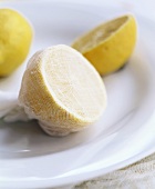 Zitronenhälfte mit Mulltuch