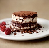 Tiramisu, garniert mit Himbeeren