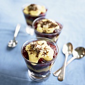 Trifle mit Kirschen und Vanillecreme