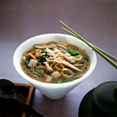 Süß-saure Suppe mit Tofu, Gemüse und Sesam