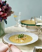 Kürbissuppe mit Pinienkernen und Parmesanspänen