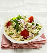 Reissalat mit Tomaten, Zwiebeln und Rucola