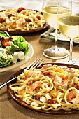 Linguine mit Shrimps, Salat und Weißwein