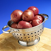 Frisch gewaschene rote Kartoffeln im Sieb
