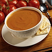 Spicy creamed tomato soup with crackers