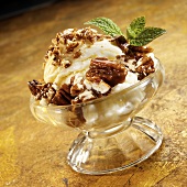 Vanilla ice cream with pecan nuts and mint
