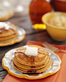 Pancakes mit Butter und Ahornsirup (USA)